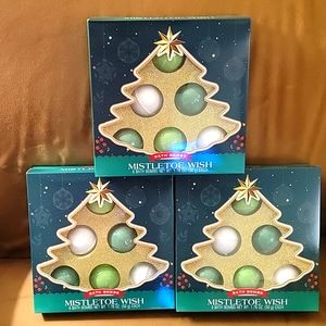 Set of 3 bath bomb gift boxes.
